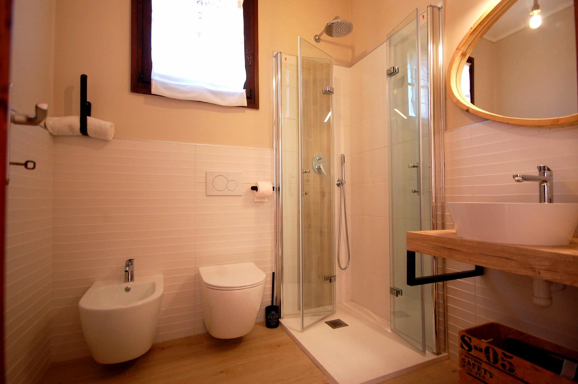 Bagno con Doccia e Finiture di Pregio